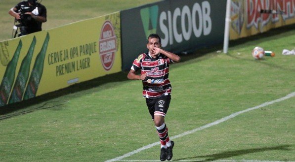 Gol de Didira no jogo de futebol entre os times do Santa Cruz e Ituano v&aacute;lido pelo campeonato brasileiro da s&eacute;rie C. Partida realizada no est&aacute;dio do Arruda, em Recife.