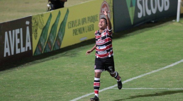 Gol de Didira no jogo de futebol entre os times do Santa Cruz e Ituano v&aacute;lido pelo campeonato brasileiro da s&eacute;rie C. Partida realizada no est&aacute;dio do Arruda, em Recife.