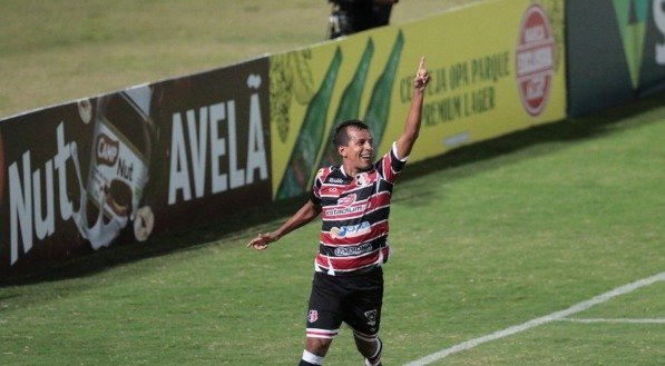 Gol de Didira no jogo de futebol entre os times do Santa Cruz e Ituano v&aacute;lido pelo campeonato brasileiro da s&eacute;rie C. Partida realizada no est&aacute;dio do Arruda, em Recife.