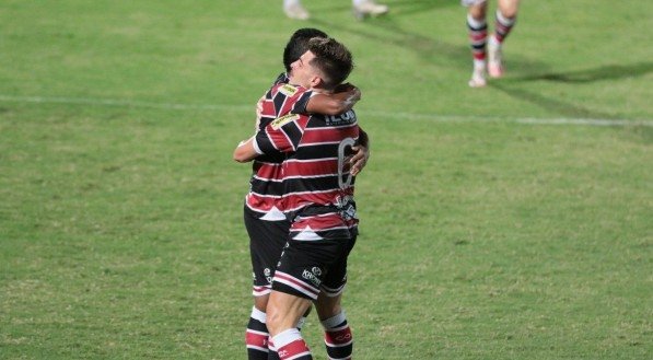 Gol de Didira no jogo de futebol entre os times do Santa Cruz e Ituano v&aacute;lido pelo campeonato brasileiro da s&eacute;rie C. Partida realizada no est&aacute;dio do Arruda, em Recife.