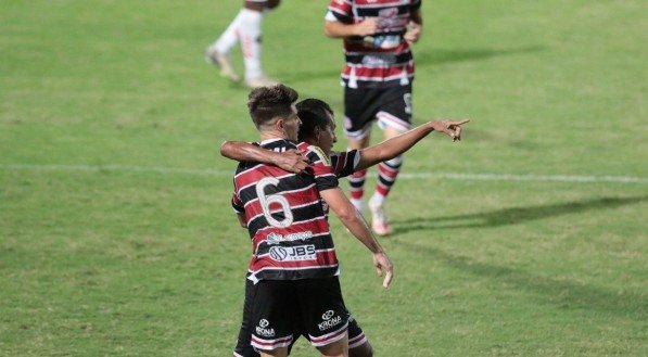 Gol de Didira no jogo de futebol entre os times do Santa Cruz e Ituano v&aacute;lido pelo campeonato brasileiro da s&eacute;rie C. Partida realizada no est&aacute;dio do Arruda, em Recife.