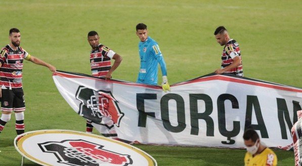 Lance do jogo de futebol entre os times do Santa Cruz e Ituano v&aacute;lido pelo campeonato brasileiro da s&eacute;rie C. Partida realizada no est&aacute;dio do Arruda, em Recife.