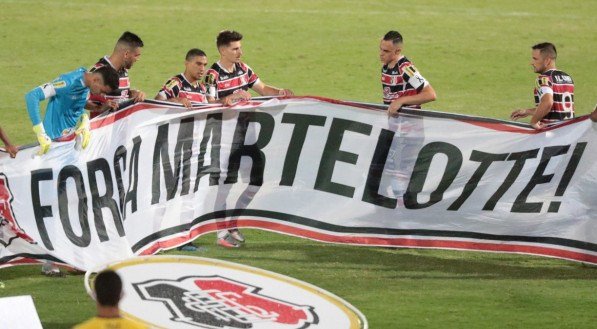 Lance do jogo de futebol entre os times do Santa Cruz e Ituano v&aacute;lido pelo campeonato brasileiro da s&eacute;rie C. Partida realizada no est&aacute;dio do Arruda, em Recife.