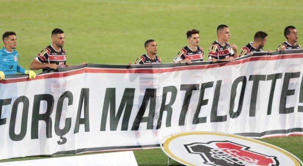 Lance do jogo de futebol entre os times do Santa Cruz e Ituano v&aacute;lido pelo campeonato brasileiro da s&eacute;rie C. Partida realizada no est&aacute;dio do Arruda, em Recife.