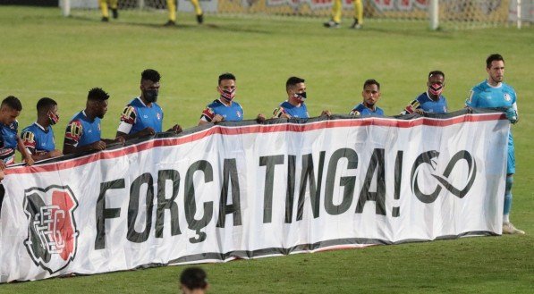 Lance do jogo de futebol entre os times do Santa Cruz e Ituano v&aacute;lido pelo campeonato brasileiro da s&eacute;rie C. Partida realizada no est&aacute;dio do Arruda, em Recife.