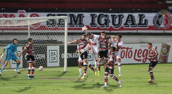 Lance do jogo de futebol entre os times do Santa Cruz e Ituano v&aacute;lido pelo campeonato brasileiro da s&eacute;rie C. Partida realizada no est&aacute;dio do Arruda, em Recife.
