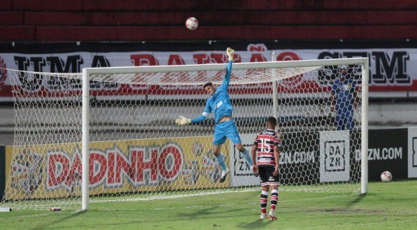 Lance do jogo de futebol entre os times do Santa Cruz e Ituano v&aacute;lido pelo campeonato brasileiro da s&eacute;rie C. Partida realizada no est&aacute;dio do Arruda, em Recife.