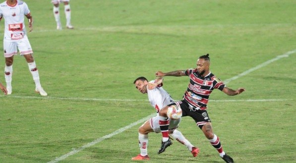 Lance do jogo de futebol entre os times do Santa Cruz e Ituano v&aacute;lido pelo campeonato brasileiro da s&eacute;rie C. Partida realizada no est&aacute;dio do Arruda, em Recife.