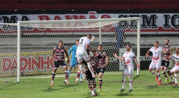 Lance do jogo de futebol entre os times do Santa Cruz e Ituano v&aacute;lido pelo campeonato brasileiro da s&eacute;rie C. Partida realizada no est&aacute;dio do Arruda, em Recife.