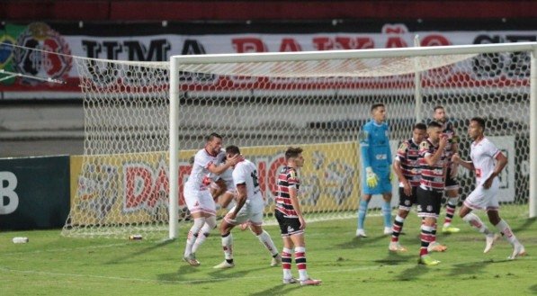 Lance do jogo de futebol entre os times do Santa Cruz e Ituano v&aacute;lido pelo campeonato brasileiro da s&eacute;rie C. Partida realizada no est&aacute;dio do Arruda, em Recife.