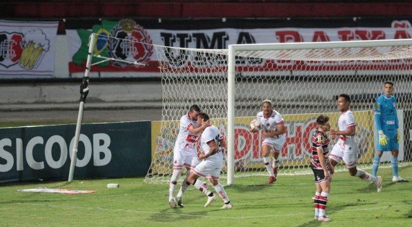 Lance do jogo de futebol entre os times do Santa Cruz e Ituano v&aacute;lido pelo campeonato brasileiro da s&eacute;rie C. Partida realizada no est&aacute;dio do Arruda, em Recife.