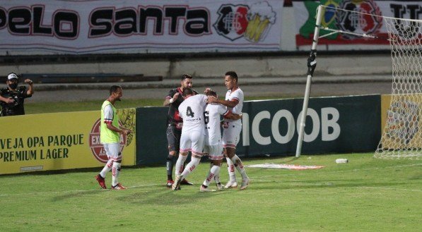 Lance do jogo de futebol entre os times do Santa Cruz e Ituano v&aacute;lido pelo campeonato brasileiro da s&eacute;rie C. Partida realizada no est&aacute;dio do Arruda, em Recife.