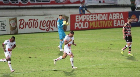 Lance do jogo de futebol entre os times do Santa Cruz e Ituano v&aacute;lido pelo campeonato brasileiro da s&eacute;rie C. Partida realizada no est&aacute;dio do Arruda, em Recife.
