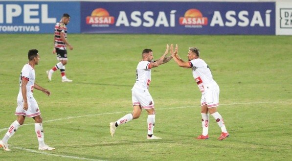 Lance do jogo de futebol entre os times do Santa Cruz e Ituano v&aacute;lido pelo campeonato brasileiro da s&eacute;rie C. Partida realizada no est&aacute;dio do Arruda, em Recife.