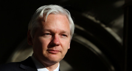 Assange e o WikiLeaks se tornaram famosos em 2010 com a publicação de quase 700.000 documentos militares e diplomáticos confidenciais que deixaram Washington em uma situação difícil