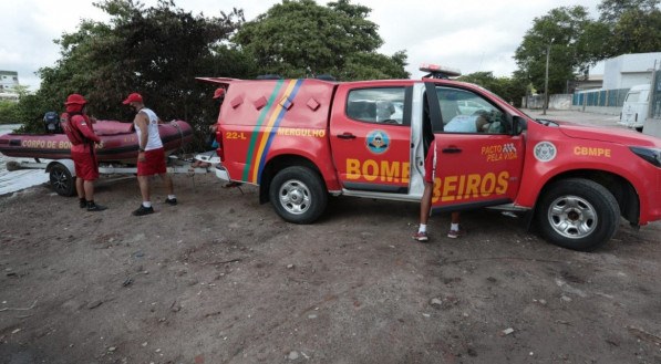 Bombeiros fazem buscas no Rio Tejipi&oacute;