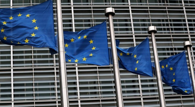 Bandeiras da Uni&atilde;o Europeia na sede da Comiss&atilde;o Europeia em Bruxelas, B&eacute;lgica.