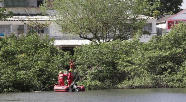Bombeiros retomam buscas por mulher desaparecida no rio Tejipi&oacute;, no Recife
