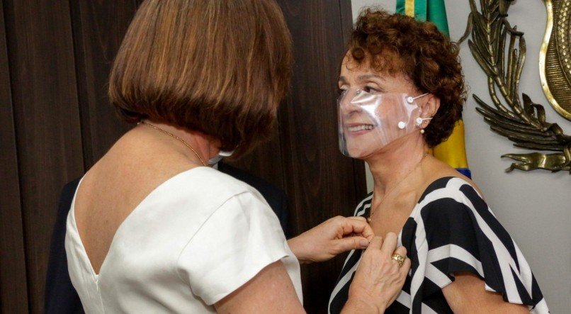 Laura Gomes recebe o broche de deputada estadual da deputada estadual Simone Santana (PSB)