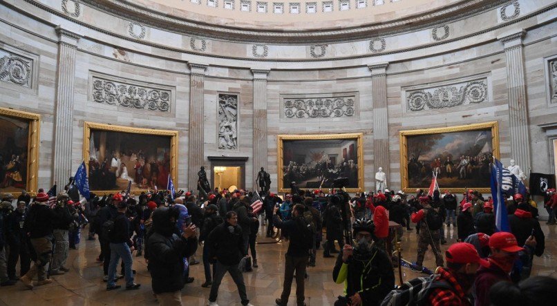 Apoiadores do presidente dos Estados Unidos, Donald Trump, entram na Rotunda do Capit&oacute;lio dos Estados Unidos em 6 de janeiro de 2021, em Washington, DC