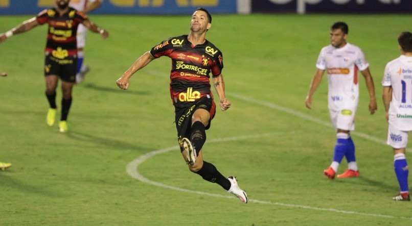 Thiago Neves n&atilde;o tem escondido a satisfa&ccedil;&atilde;o de defender o Sport