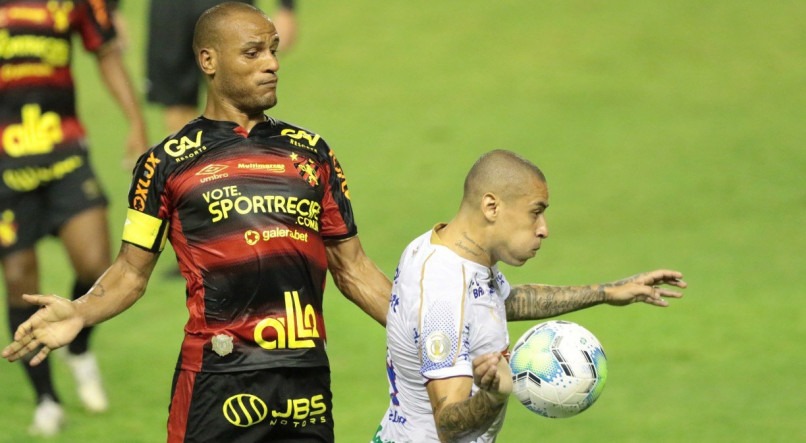 Patric jogou improvisado no ataque no duelo entre Sport e Fortaleza