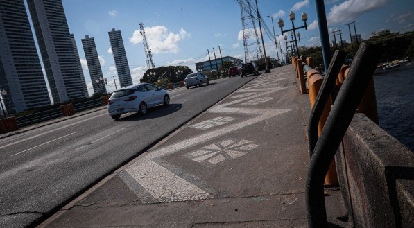 PE - CIDADE - PONTES DO RECIFE CIDADES - Deteriora&ccedil;&atilde;o das pontes do centro do Recife (PONTE DO LIMOEIRO) FOTO: FELIPE RIBEIRO/JC IMAGEM