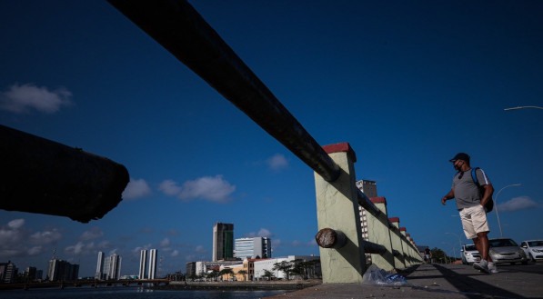 PE - CIDADE - PONTES DO RECIFE CIDADES - Deteriora&ccedil;&atilde;o das pontes do centro do Recife (PONTE GIRAT&Oacute;RIA) FOTO: FELIPE RIBEIRO/JC IMAGEM