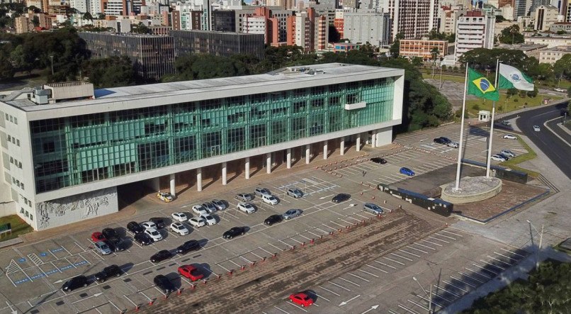 Fachada de prédio no Estado do Paraná