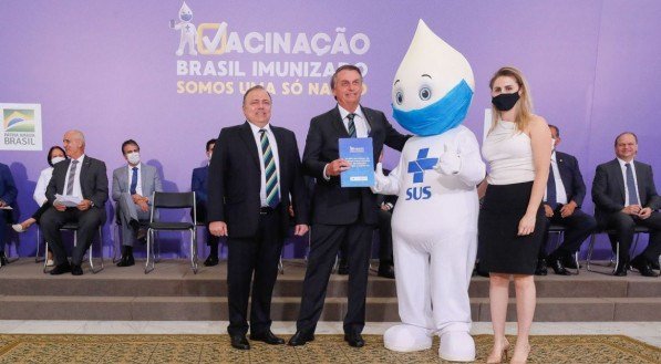 Planalto determina sigilo de 100 anos sobre carteira de vacinação de Bolsonaro