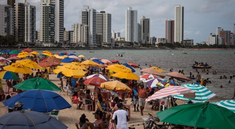 Desde a libera&ccedil;&atilde;o das praias do litoral de Pernambuco, aglomera&ccedil;&otilde;es e desrespeito &agrave;s regras sanit&aacute;rias s&atilde;o observados
