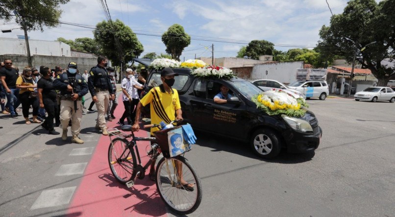 O enterro do policial rodovi&aacute;rio federal aconteceu nesta segunda-feira (11), no Cemit&eacute;rio de Santo Amaro, na &aacute;rea central do Recife