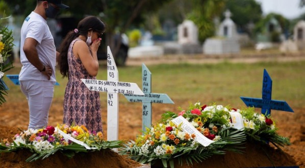 Parentes assistem a funeral de v&iacute;timas da covid-19 no cemit&eacute;rio Nossa Senhora Aparecida em Manaus, Amazonas