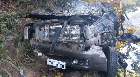 Um dos ve&iacute;culos envolvidos na colis&atilde;o ficou destru&iacute;do com o impacto da batida