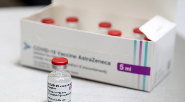 O Brasil receberia dois milh&otilde;es de doses da vacina neste final de semana. No entanto, o voo que buscaria o imunizante na &Iacute;ndia foi adiado