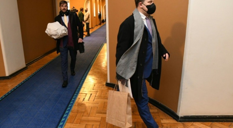 O primeiro-ministro Juri Ratas, usando uma m&aacute;scara, deixa o Parlamento da Est&ocirc;nia ap&oacute;s renunciar
