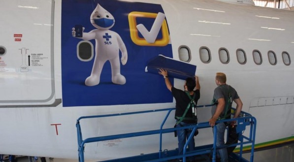 Aeronave foi adesivada com mensagem do governo brasileiro