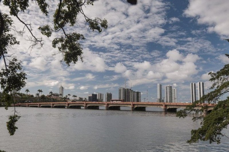 Pernambuco tem quarta-feira (24) de calor, varia&ccedil;&atilde;o de nuvens e chuva fraca em parte do Estado