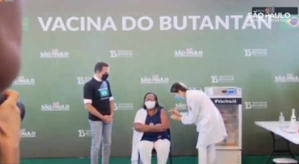 Enfermeira de 54 anos foi a primeira a receber a Coronavac no Brasil
