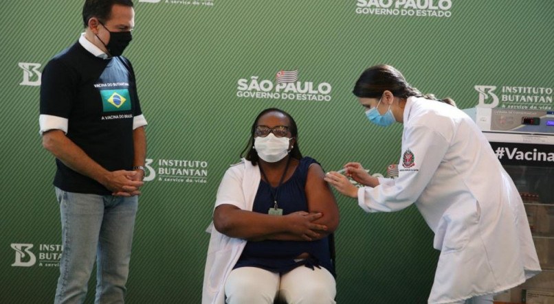 A primeira brasileira vacinada contra o coronav&amp;iacute;rus &amp;eacute; M&amp;ocirc;nica Calazans, 54, enfermeira da UTI do Instituto de Infectologia Em&amp;iacute;lio Ribas.  