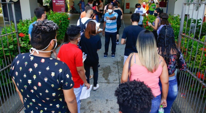 Chegada dos alunos ao Bloco G da Universidade Cat&oacute;lica de Pernambuco para realiza&ccedil;&atilde;o do Enem 2020.