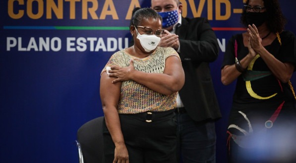 PE - Vacina - Pandemia CIDAES - Inicio da campanha de vacina&ccedil;&atilde;o contra covid-19 em Recife acontece no Hospital Oswaldo Crus. FOTO: Felipe Ribeiro/JC IMAGEM