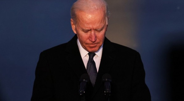 O presidente eleito Joe Biden faz uma pausa enquanto fala em um memorial para as v&iacute;timas da pandemia do coronav&iacute;rus (covid-19) no Lincoln Memorial na v&eacute;spera da posse presidencial 