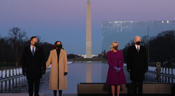 Vice-presidente eleita dos EUA, Kamala Harris e o presidente eleito dos EUA, Joe Biden, participam de um memorial para homenagear as quase 400 mil v&iacute;timas americanas da pandemia de coronav&iacute;rus no Lincoln Memorial
