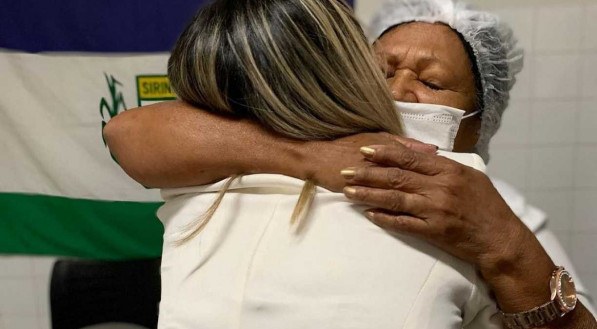 Ednecis Pereira dos Santos, de 79 anos, foi a primeira a ser vacinada em Sirinha&eacute;m
