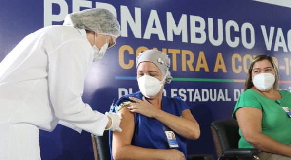 No primeiro dia de vacina&ccedil;&atilde;o, ap&oacute;s a aprova&ccedil;&atilde;o da ANVISA, profissionais da sa&uacute;de do Hospital de Refer&ecirc;ncia da Covid-19, Unidade Boa Viagem, em Recife-PE, recebem a primeira dose da vacina contra o coronav&iacute;rus, Coronavac, fabricada pelo Instituto Butantan, junto com a Chinesa Sinovac.