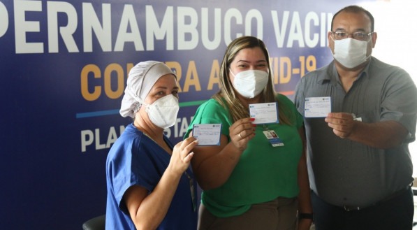 No primeiro dia de vacina&ccedil;&atilde;o, ap&oacute;s a aprova&ccedil;&atilde;o da ANVISA, profissionais da sa&uacute;de do Hospital de Refer&ecirc;ncia da Covid-19, Unidade Boa Viagem, em Recife-PE, recebem a primeira dose da vacina contra o coronav&iacute;rus, Coronavac, fabricada pelo Instituto Butantan, junto com a Chinesa Sinovac.
