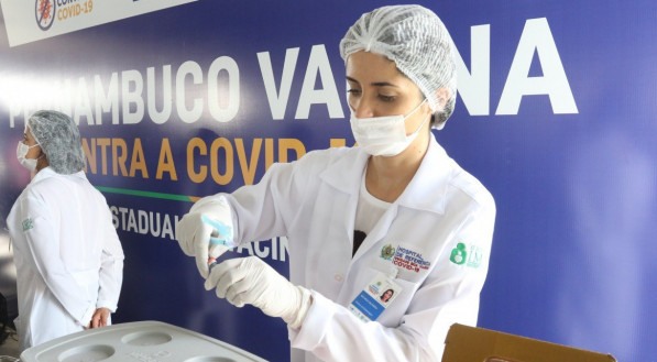 Entre os 28.712 trabalhadores da sa&uacute;de vacinados em Pernambuco, 5.298 s&atilde;o profissionais que
atuam nos hospitais do governo do Estado