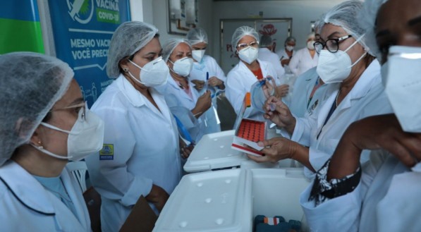 Vacina&ccedil;&atilde;o para profissionais de sa&uacute;de da linha de frente contra a covid-19 no Hospital de Campanha da Rua da Aurora, no Centro do Recife