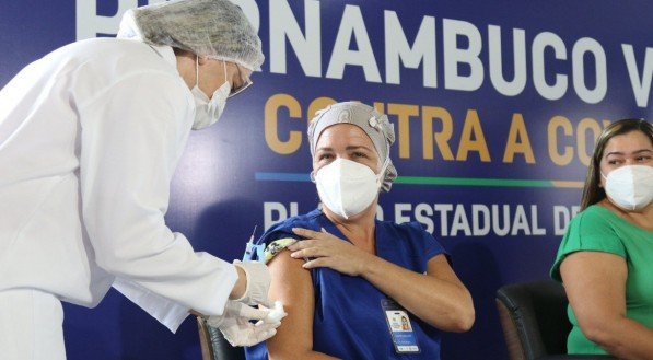 T&eacute;cnica de Enfermagem Alexina Codeceira, 50 anos. Primeira a ser vacinada no no Hospital de Refer&ecirc;ncia Unidade Boa Viagem Covid-19, antigo Alfa, localizado no bairro de Boa Viagem, na Zona Sul